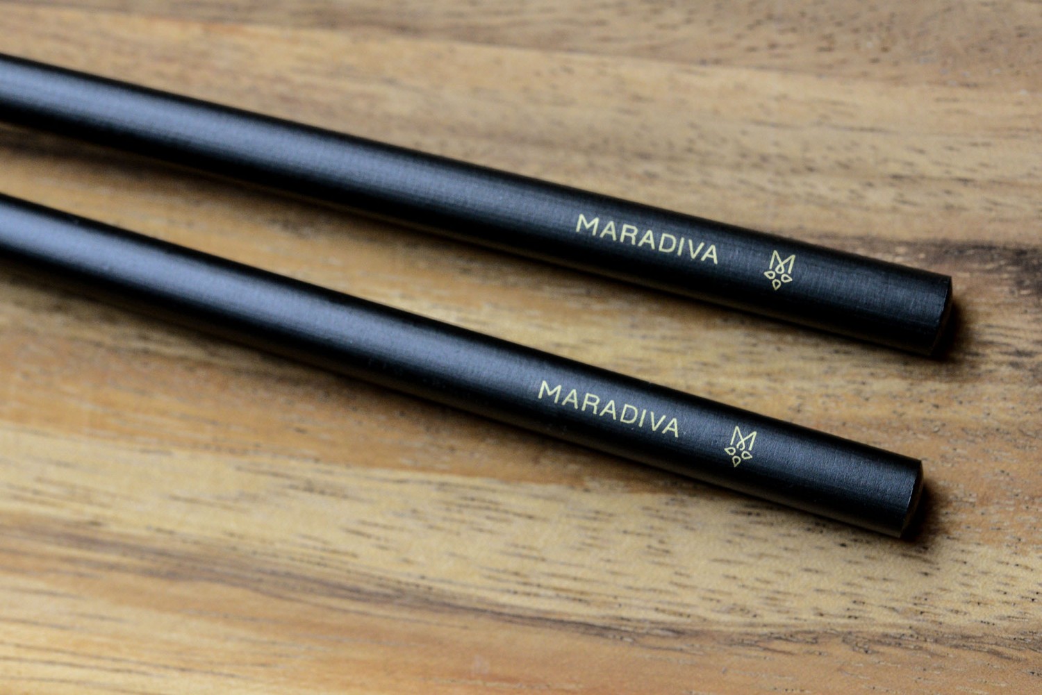 schwarze Chopsticks mit goldenem Logodruck für das Maradiva Luxus-Resort auf Mauritius schwarze Chopsticks mit goldenem Logodruck für das Maradiva Luxus-Resort auf Mauritius