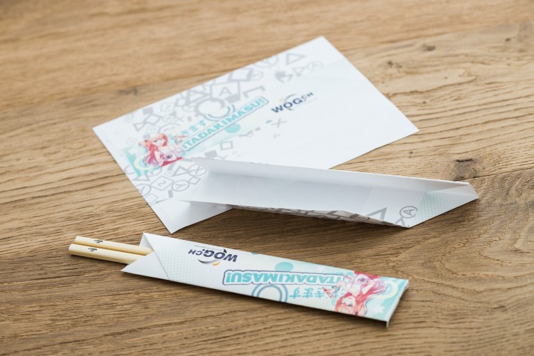 die Origamihülle für die Chopsticks wird von Hand gefalten die Origamihülle für die Chopsticks wird von Hand gefalten