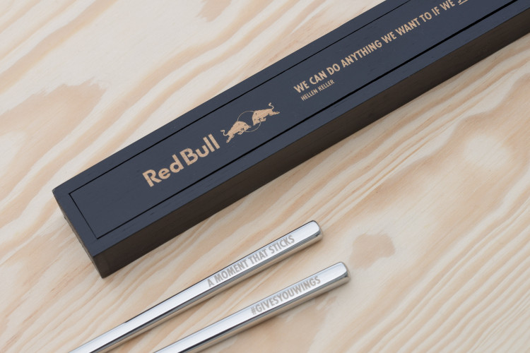 Polierte Edelstahl-Essstäbchen mit Lasergravur in schwarzer Holzbox mit Logo für RedBull auf Hochglanz polierte Edelstahl-Chopsticks mit Logo in schwarzer Box