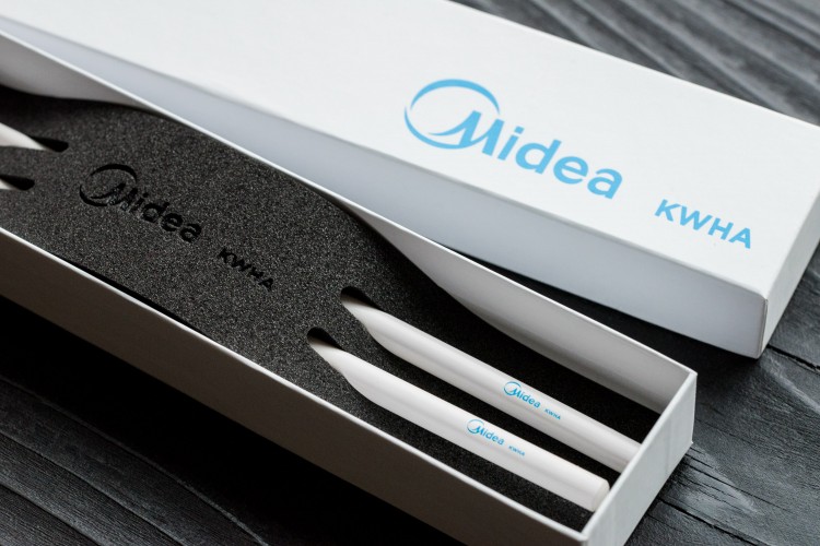 weiße Essstäbchen mit Logoaufdruck in gebrandeter Box weiße Chopsticks mit Logodruck in bedruckter Geschenkverpackung
