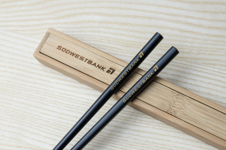 schwarze Chopsticks mit Logo SÜDWESTBANK schwarze Essstäbchen mit Logo SÜDWESTBANK
