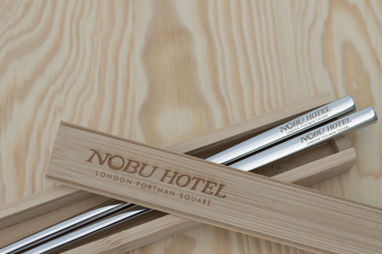 Polierte Edelstahl-Essstäbchen mit Lasergravur in Holzbox mit Logo für das Nobu Hotel in London Polierte Edelstahl-Essstäbchen mit Lasergravur in Holzbox mit Logo